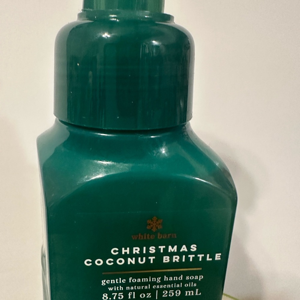 Bath and body Works, Coconut Christmas brittle foaming hand soap - Picture 2 of 3